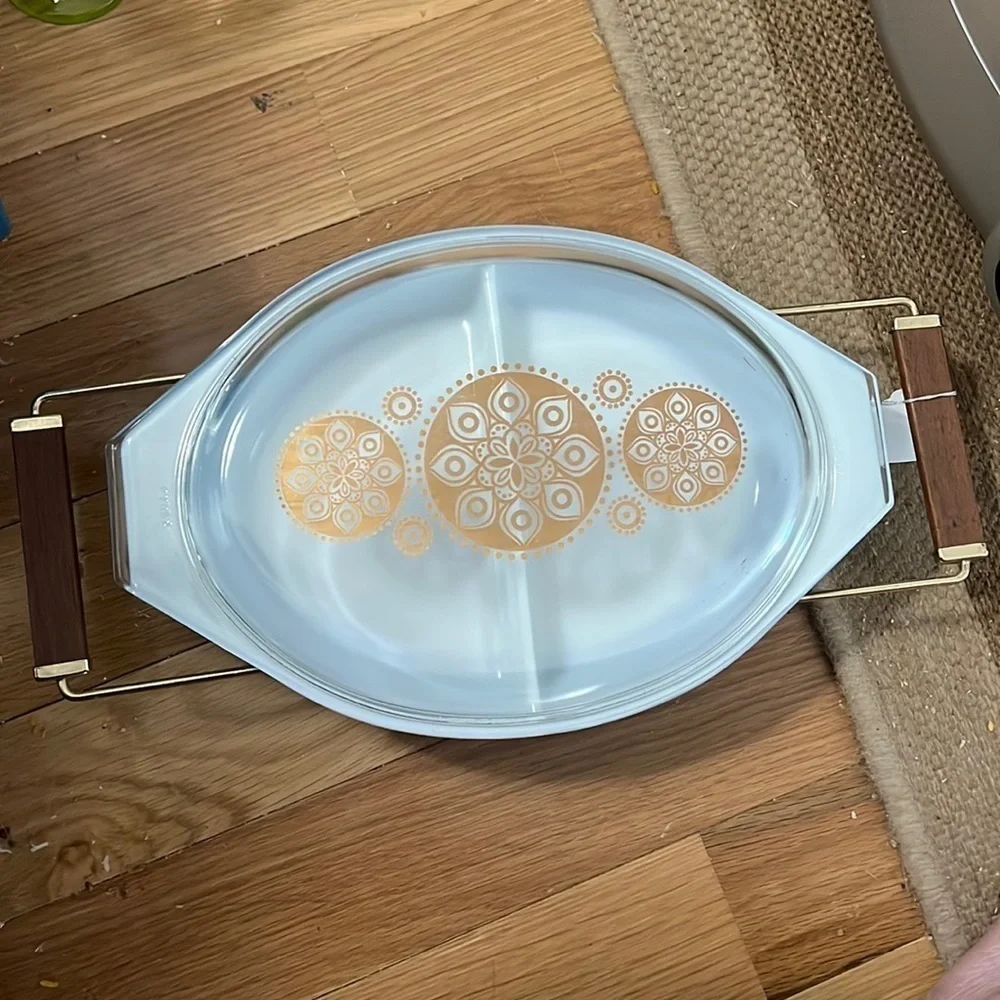 Pyrex Blue Oval Divided 1 1/2 Quart Casserole Dish Gold Medallion Lid Holder
